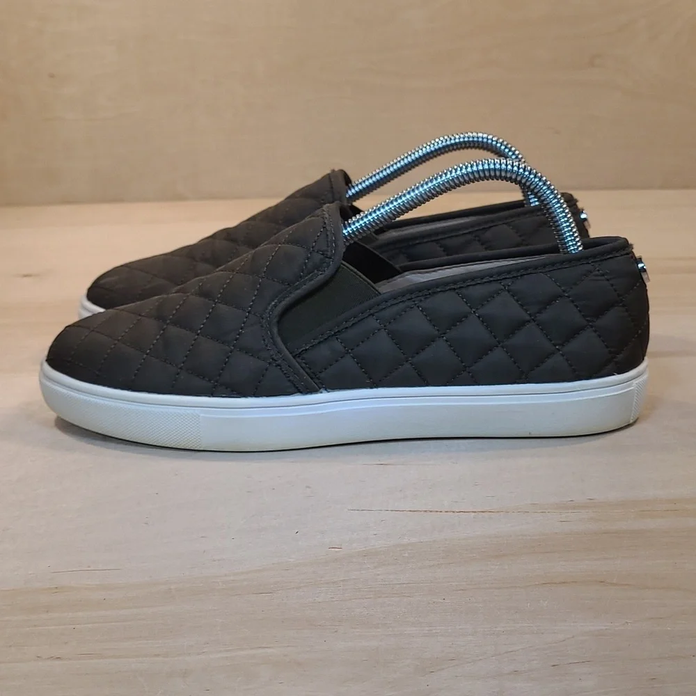 Steve Madden ECNTRCQT Womens Olive Slip On Sneakers - Picture 4 of 10